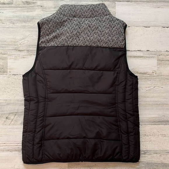 RuffHewn Puffer Vest with Toggle Closures, Houndstooth Detail, and Pockets! - Picture 2 of 2